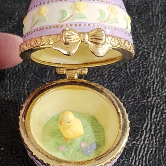 Simply Eggdorable Hallmark Chick Easter Egg Surprise Ornament Collector Series, - Picture 2 of 6